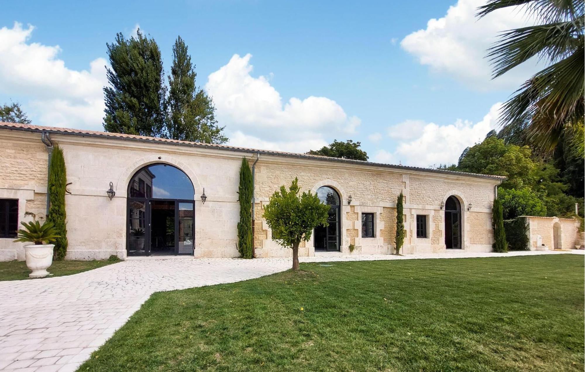 Nice Home In Saint-Julien-De-Lesca Exterior photo