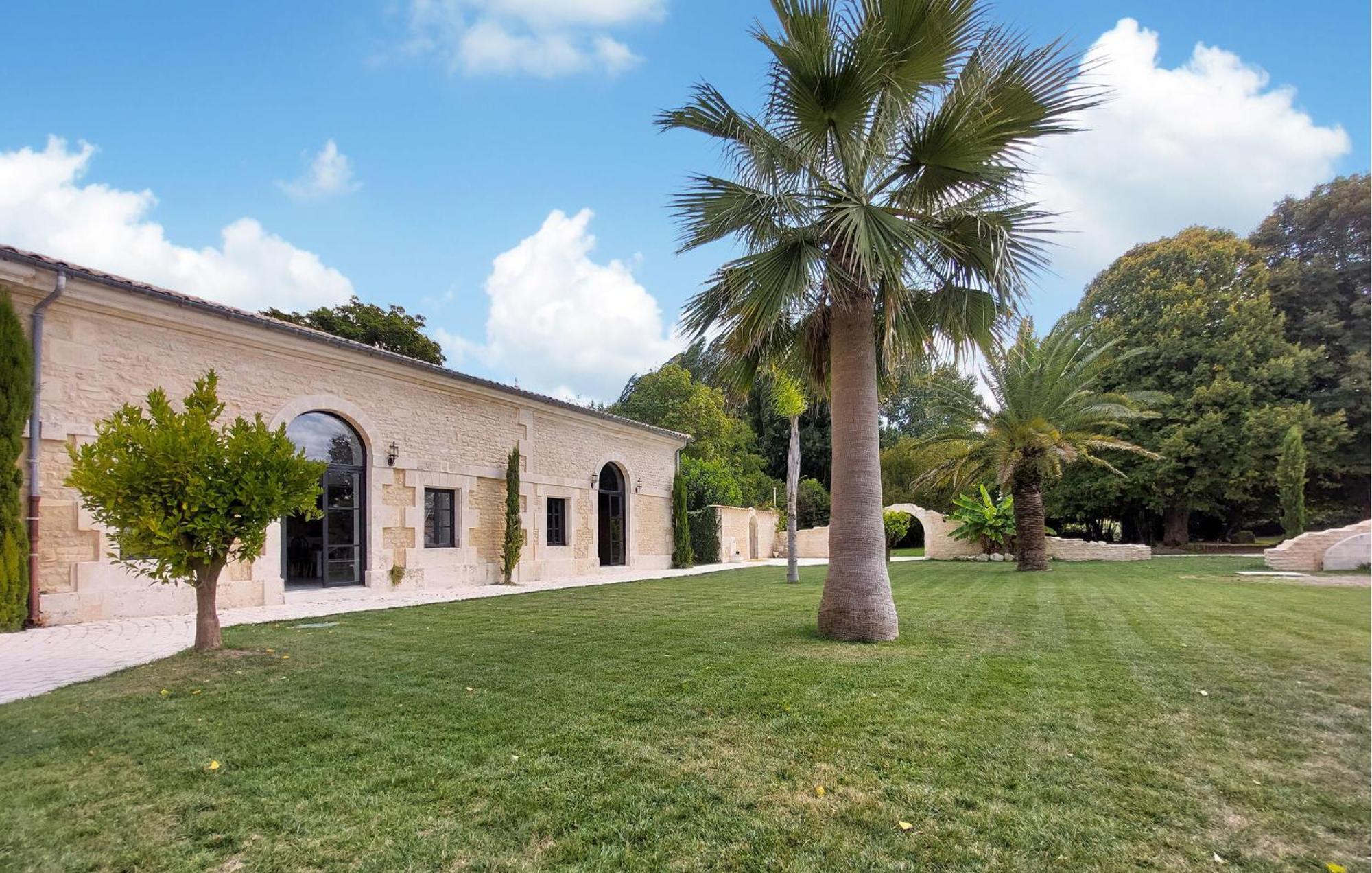 Nice Home In Saint-Julien-De-Lesca Exterior photo